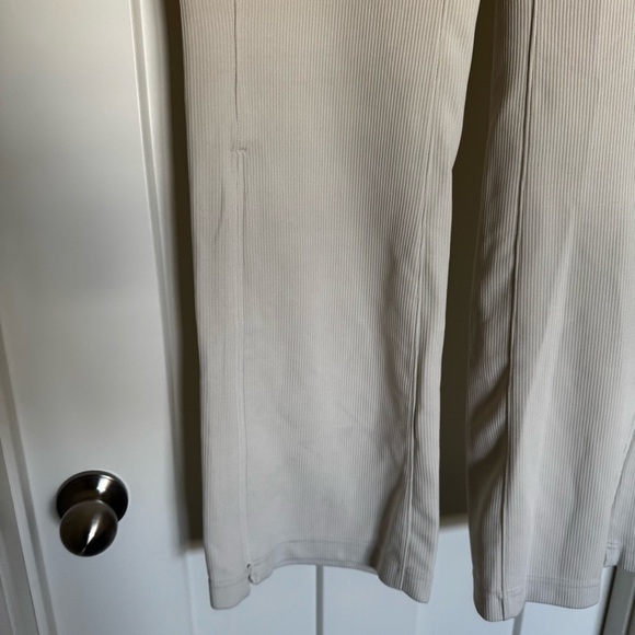 Lululemon Ribbed Softstreme Flared Pant * 32.5 bone size 10 - Picture 10 of 13